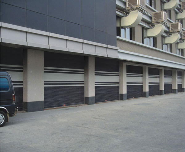 大潤(rùn)發(fā)商業(yè)廣場(chǎng)開門機(jī)案例 - 中出網(wǎng)-智能出入口與停車充電門戶