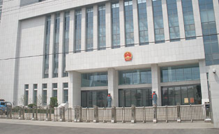 濟(jì)寧市中級(jí)人民法院東門伸縮門工程案例 - 中出網(wǎng)-智能出入口與停車充電門戶