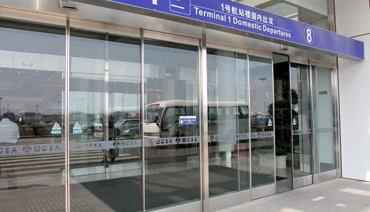 北京首都國(guó)際機(jī)場(chǎng)自動(dòng)門案例 - 中出網(wǎng)-智能出入口與停車充電門戶