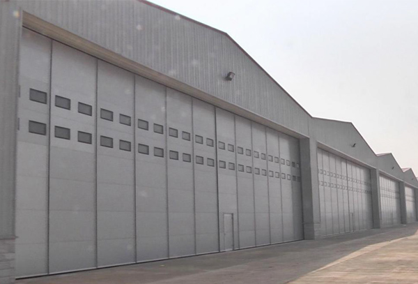 側(cè)轉(zhuǎn)機(jī)庫門