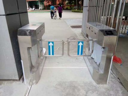 車庫出入系統(tǒng)道閘