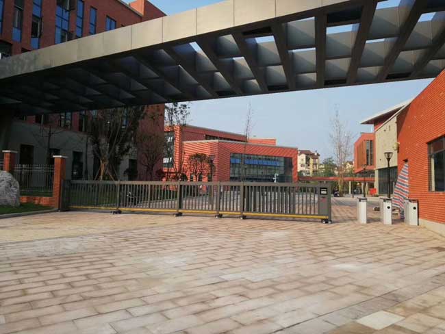 重慶市竹林中學校段滑門案例 - 中出網(wǎng)-智能出入口與停車充電門戶