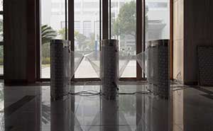 廈門廬山大酒店通道閘案例 - 中出網(wǎng)-智能出入口與停車充電門戶