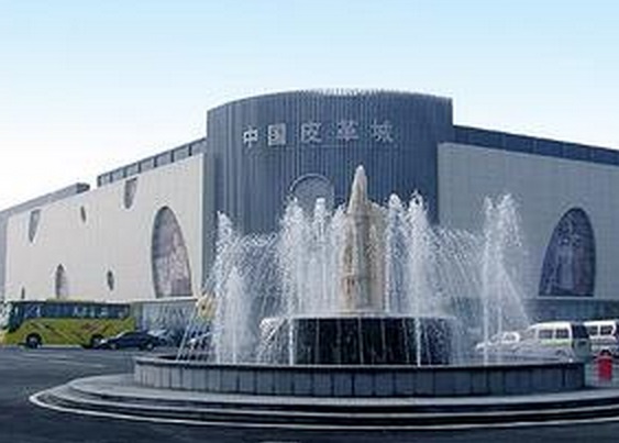 海寧皮革城水晶卷簾門(mén)案例 - 中出網(wǎng)-智能出入口與停車充電門(mén)戶