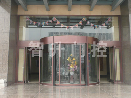 齊都國際售樓中心旋轉(zhuǎn)門案例 - 中出網(wǎng)-智能出入口與停車充電門戶