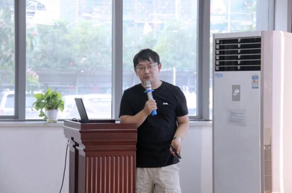 軟件部總監(jiān)萬紹華向協(xié)會領導一行匯報了百勝城市級智慧停車解決方案