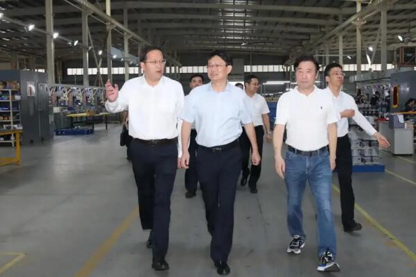 市長(zhǎng)萬(wàn)廣明一行參觀百勝生產(chǎn)車間