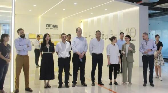 百勝智能副董事長(zhǎng)龔衛(wèi)寧對(duì)拉美國(guó)家嘉賓及陪同領(lǐng)導(dǎo)的到來(lái)表示熱烈歡迎和衷心感謝