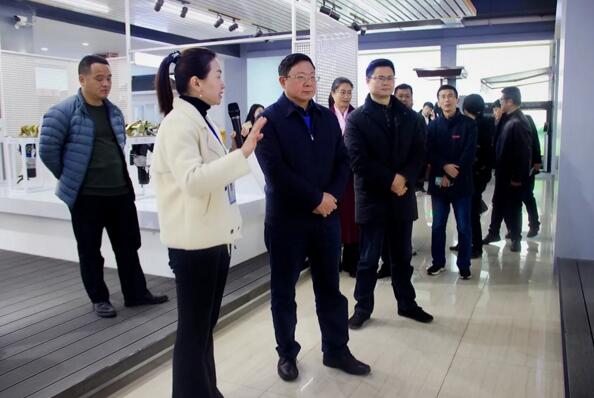 南航黨委領導一行在“平安校園”場景展示區(qū)駐足、問詢