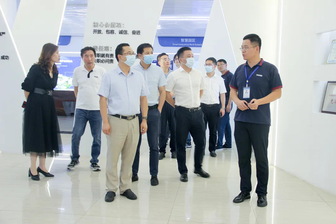 省發(fā)改委副主任寧全一行在董事長(zhǎng)劉潤(rùn)根的陪同下參觀(guān)了公司展廳