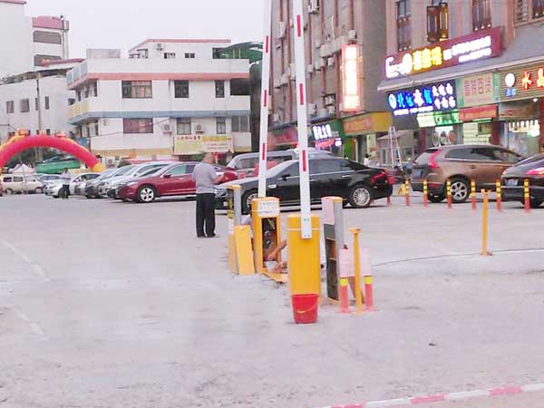 平洲玉器街簡易停車場系統(tǒng) - 中出網-智能出入口與停車充電門戶