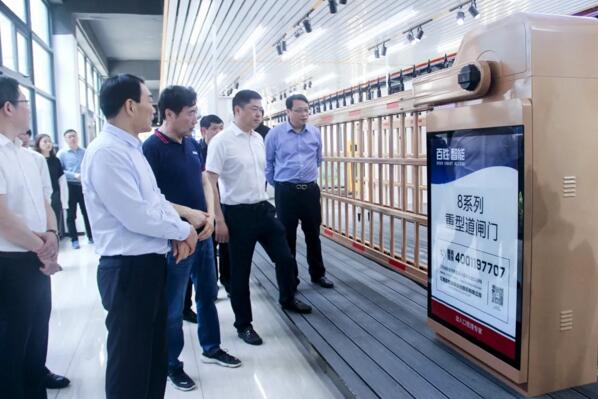 縣委書(shū)記熊運(yùn)浪了解重型道閘門系列的市場(chǎng)應(yīng)用情況