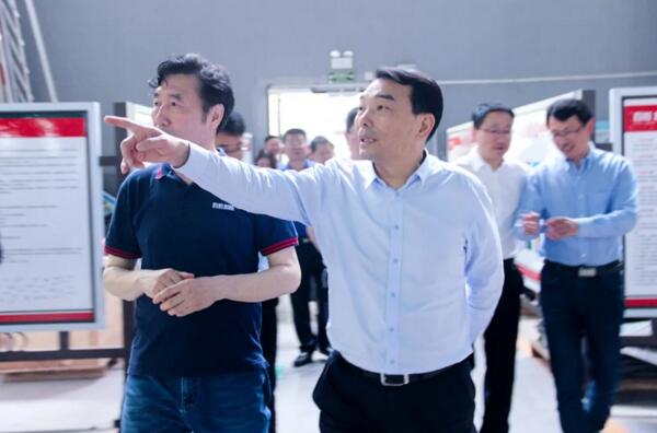 縣委書(shū)記熊運(yùn)浪到生產(chǎn)車間了解生產(chǎn)情況