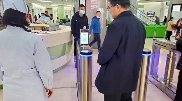 百勝智能提供的通道擺閘及健康碼人臉測溫識別一體機(jī)解決方案