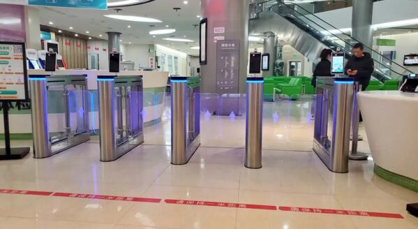 百勝提供的通道擺閘及健康碼人臉測溫識別一體機(jī)解決方案