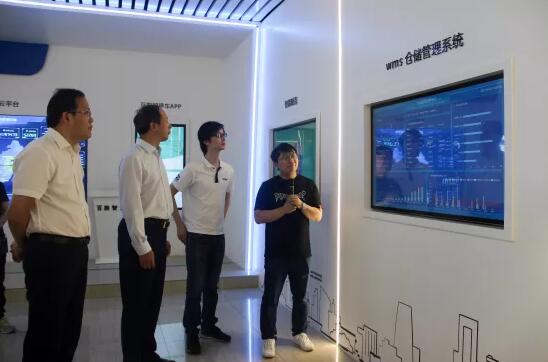 領(lǐng)導(dǎo)一行通過智慧工廠平臺查看百勝工廠運營狀況
