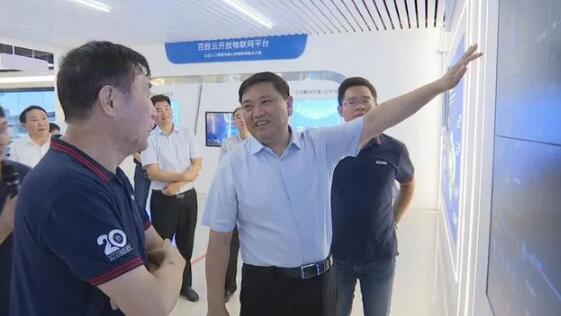 市委常委、市委組織部部長(zhǎng)李鎮(zhèn)發(fā)詳細(xì)了解百勝基于出入口人車智慧管理的系統(tǒng)解決方案