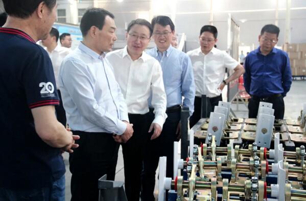 縣委書記熊運浪領(lǐng)導一行查看道閘機芯及核心部件
