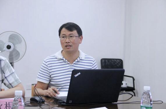 公司副總經理熊祥向省金融監(jiān)管局、市金融辦領導一行匯報了城市級智慧停車項目的綜合解決方案