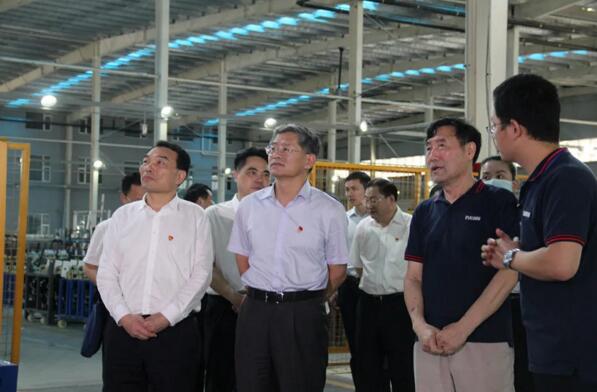 省紀(jì)委書記馬森述觀看百勝自動(dòng)倉(cāng)儲(chǔ)立體倉(cāng)庫(kù)