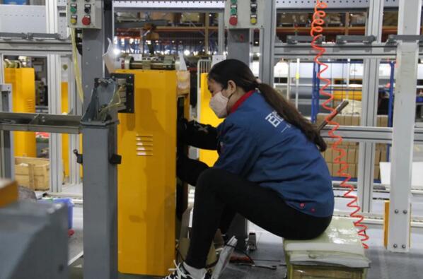 百勝生產(chǎn)線(xiàn)上的人員