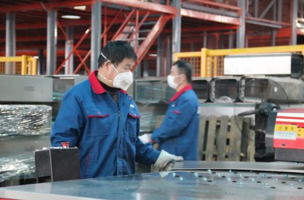 百勝生產(chǎn)線(xiàn)上的人員