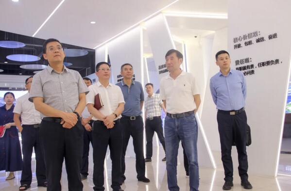 省金融監(jiān)管局副局長駱小林等領(lǐng)導一行在董事長劉潤根的陪同下參觀了公司展廳
