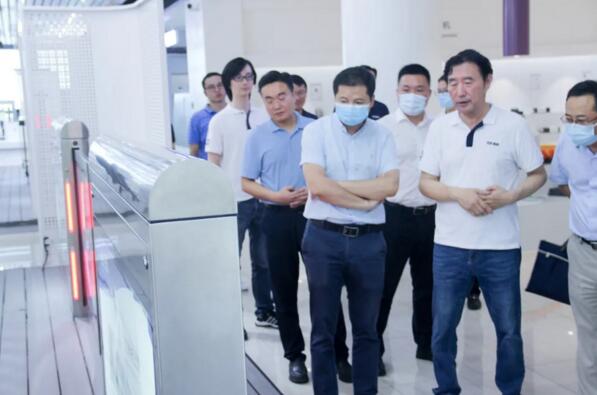 領(lǐng)導(dǎo)一行充分肯定安全屏蔽門(mén)對(duì)交通管制的應(yīng)用作用