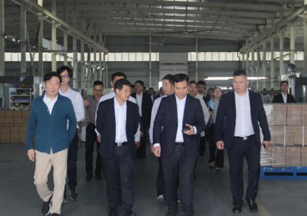 江西省委、省青年企業(yè)家協(xié)會嘉賓一行實地考察百勝小藍制造基地生產(chǎn)車間