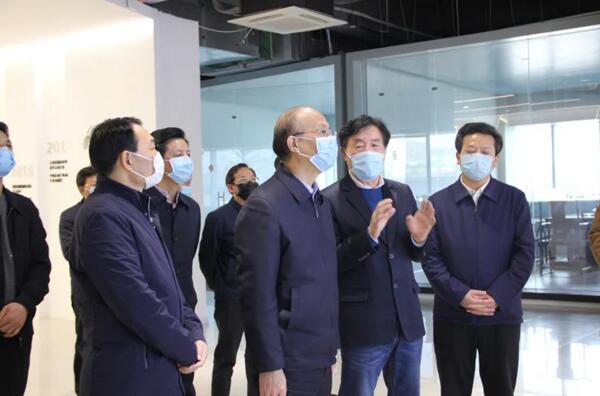 省委常委、副省長吳曉軍聽取劉潤根介紹公司“智慧工廠”建設(shè)