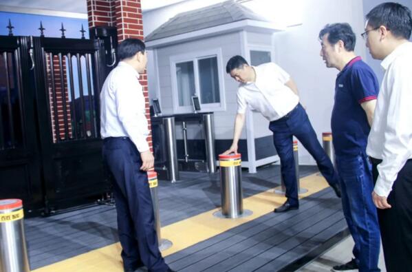 縣委書記熊運浪及領(lǐng)導班子了解百勝“平安校園”解決方案應(yīng)用情況