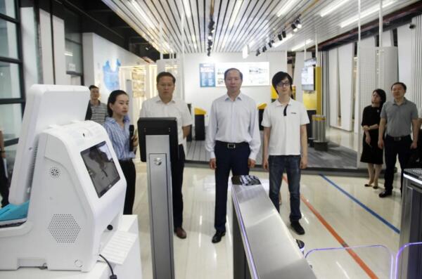 萬(wàn)紹華向領(lǐng)導(dǎo)一行演示昌通碼掃碼儀系統(tǒng)化功能