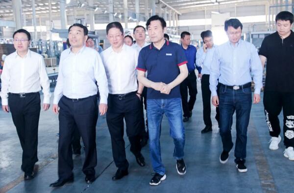 南昌縣委書記熊運(yùn)浪高度肯定了百勝智能所取得的經(jīng)營(yíng)成績(jī)和未來的發(fā)展規(guī)劃