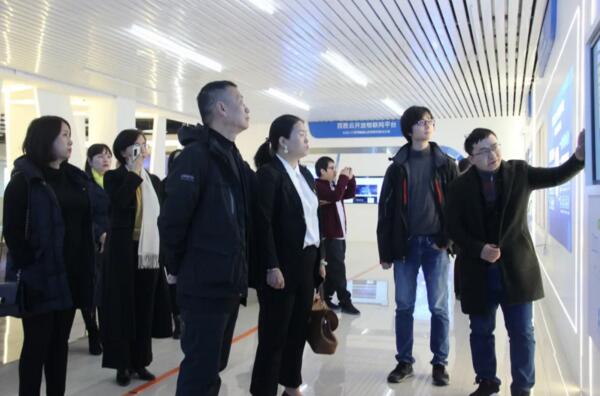 江西省通信學(xué)會領(lǐng)導(dǎo)一行在劉子堯副總經(jīng)理及相關(guān)部門負責(zé)人的陪同下參觀了公司展廳