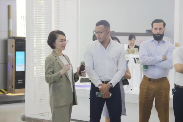 龔衛(wèi)寧副董事長向拉美國家嘉賓詳細(xì)介紹了百勝門控類產(chǎn)品