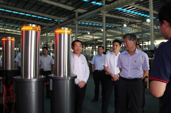 省紀(jì)委書(shū)記馬森述了解百勝升降地柱產(chǎn)品優(yōu)勢(shì)及應(yīng)用場(chǎng)景