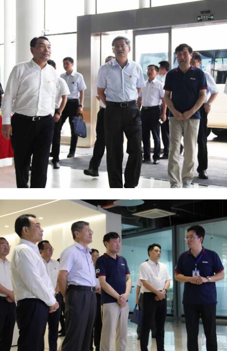 公司劉潤(rùn)根董事長(zhǎng)、銷(xiāo)售部部長(zhǎng)鄭鴻安向省紀(jì)委書(shū)記馬森述介紹公司情況