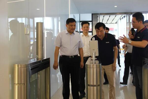市委常委、市委組織部部長李鎮(zhèn)發(fā)一行在劉潤根董事長的陪同下參觀了形象展示廳