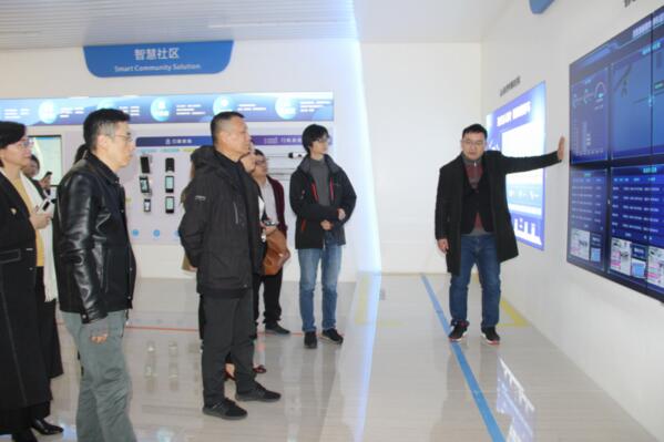 軟件開發(fā)部部長萬紹華向通信學會領(lǐng)導及企業(yè)家等領(lǐng)導一行詳細介紹了百勝基于出入口人車智慧管理的系統(tǒng)解決方案