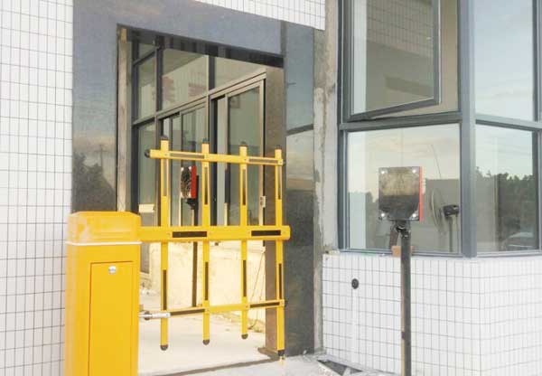 汕頭隆慶紙業(yè)柵欄道閘案例 - 中出網(wǎng)-智能出入口與停車充電門戶