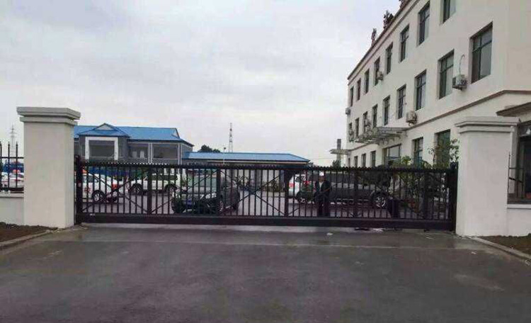 遼寧宏達(dá)駕校訂購(gòu)了南北德信懸浮門