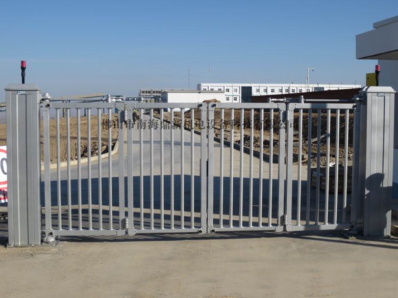 熱烈祝賀南北德信懸浮門進(jìn)駐新疆新特新能建材有限公司大門口