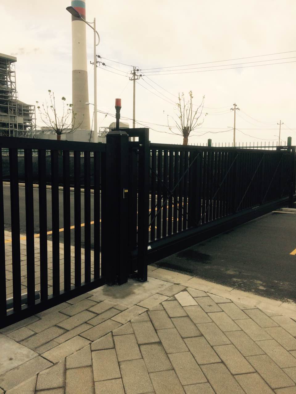 南北德信838-LX和開泰V平移門安裝在浙江臺州第二發(fā)電廠大門口