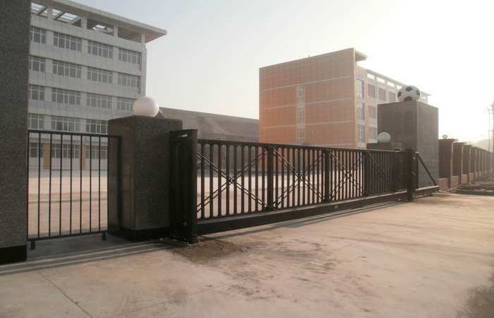 感恩烏魯木齊足球協(xié)會選擇了南北德信懸浮折疊門