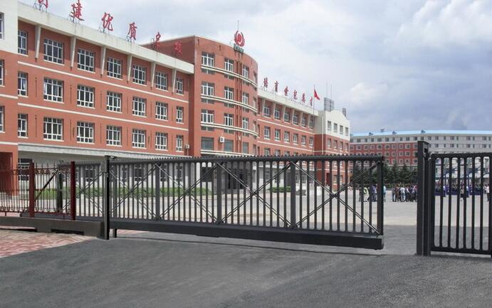 電賀：南北德信懸浮折疊門成功進(jìn)駐長春市第二實(shí)驗(yàn)小學(xué)中學(xué)案例