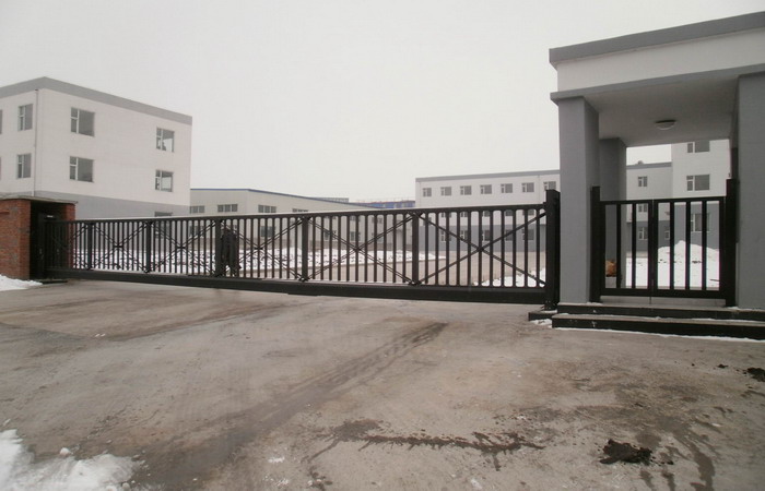 喜迎南北德信懸浮折疊門成功安裝在吉林卡倫鑫利達(dá)糊精廠大門口