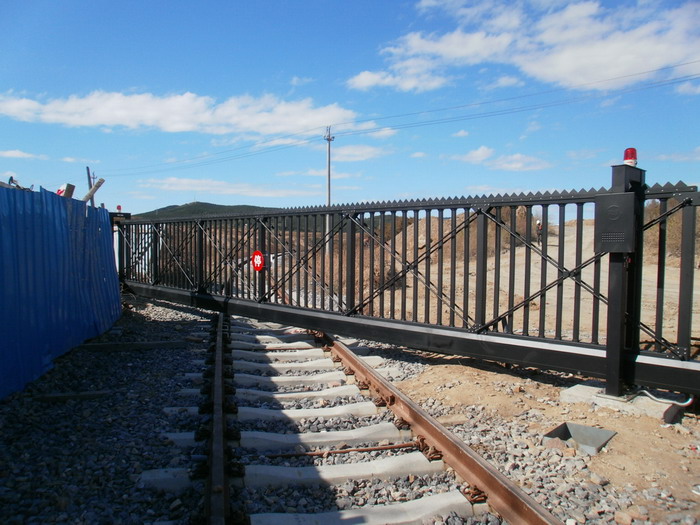 讓南北德信懸浮折疊門成為大連市鐵路干線的理想門衛(wèi)