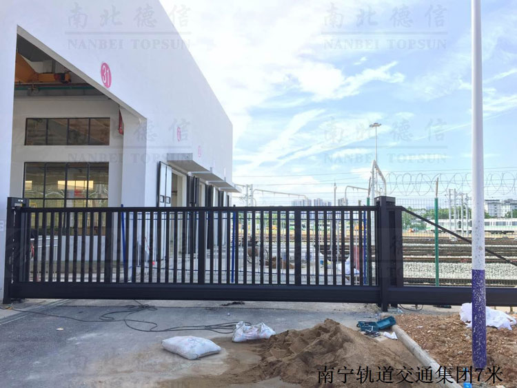 南寧軌道交通集團7米無軌懸浮門案例 - 中出網(wǎng)-智能出入口與停車充電門戶