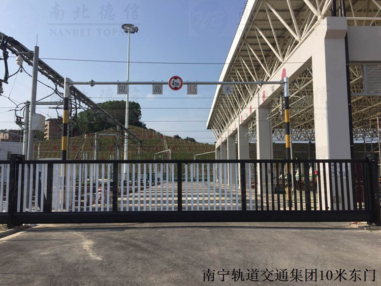 南寧軌道交通集團10米東門（1）無軌懸浮門案例 - 中出網(wǎng)-智能出入口與停車充電門戶