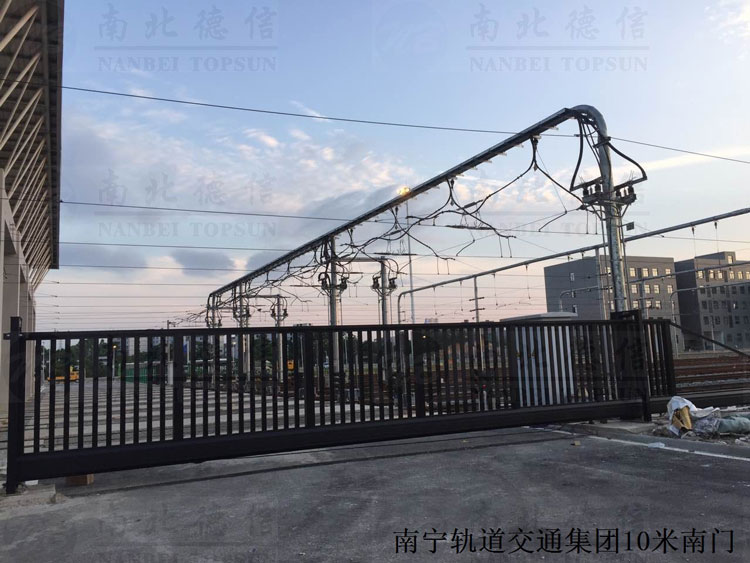 南寧軌道交通集團(tuán)10米南門(mén)（1）無(wú)軌懸浮門(mén)案例 - 中出網(wǎng)-智能出入口與停車(chē)充電門(mén)戶